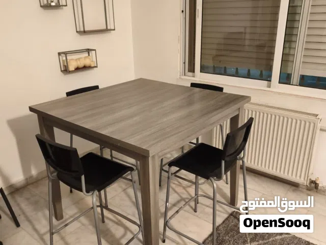 طاوله ارتفاع(1.2م) و 4 كراسي ارتفاع(1م)