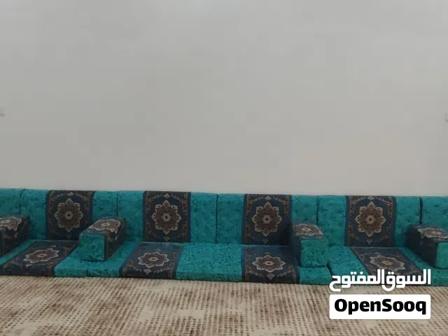 جلسة أرضية والقعدة الوحدة طوله مترتين  استخدام نضيف ولوجه قابل للغسل وبيه سحاب