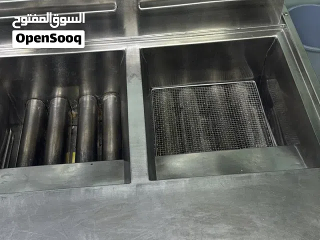 ماكنه بروستد وبطاطس 4مدافع حوضين  تعمل على الغاز  حافظه بروستد صغيره الحجم