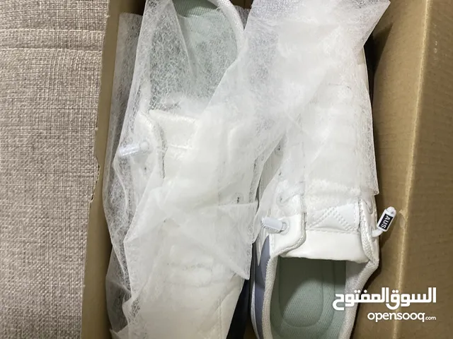 جوتي vip لون ابيضّ