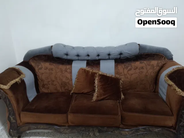 طقم كنب بحالة جيدة محتاج القليل من الصيانه