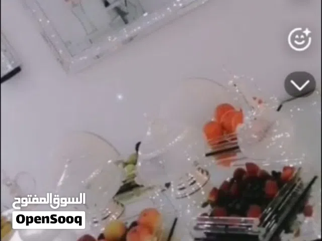 طاولة طعام زجاجية جميلة مع 4 كراسي جلد وحديد