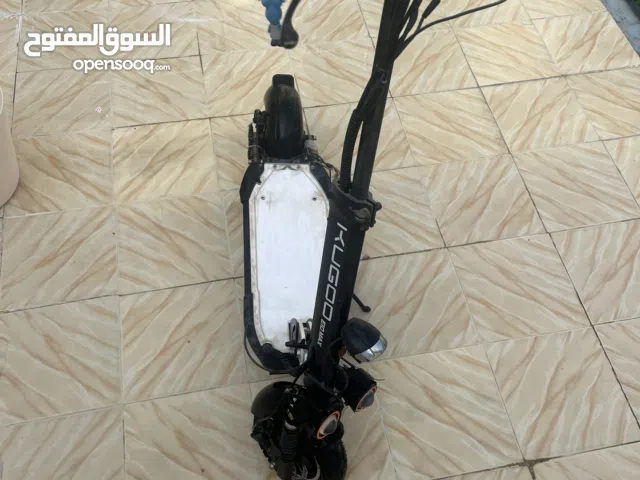 KUGOO E10MAX معا اكسسورات بلوتوث الشاشة و اغراضه الباقية و كلشي شغال فيه البطارية في حالة ممتازة