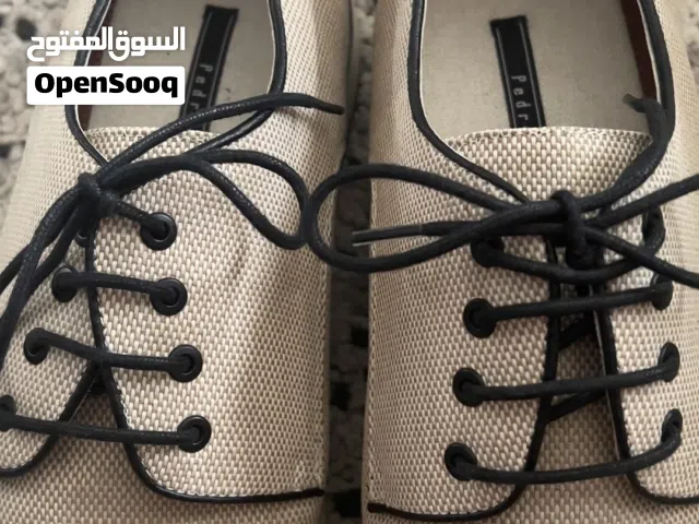 حذاء Pedro أصلي قياس 45، لون بيج مع تفاصيل سوداء، مستخدم بحالة ممتازه
