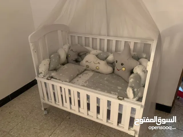 سرير اطفال عدد 2 وكنتور اطفال للبيع
