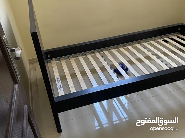 للبيع سرير مفرد وطاوله وطباخ كهربا بحاله ممتازه
