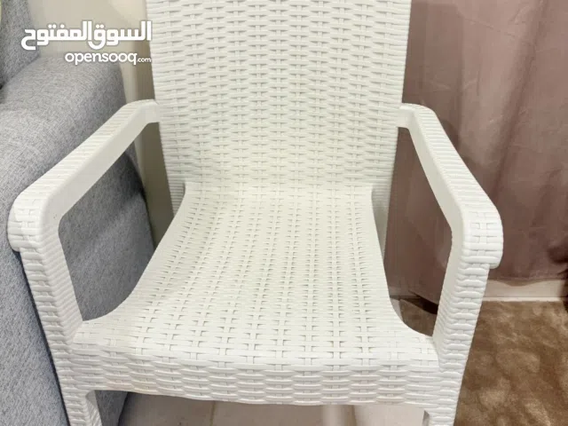 4 كراسي من البلاستيك المتين