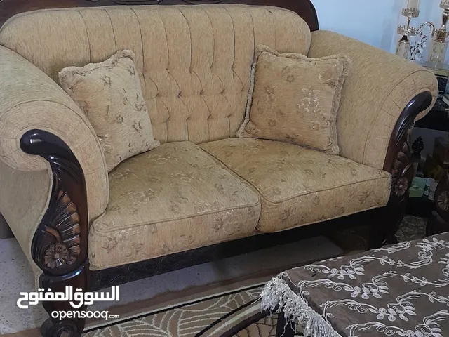 كنب ثلاثية وثنائية وأربع كراسي خشب بلوط مع طقم طربيزات .البيع كامل