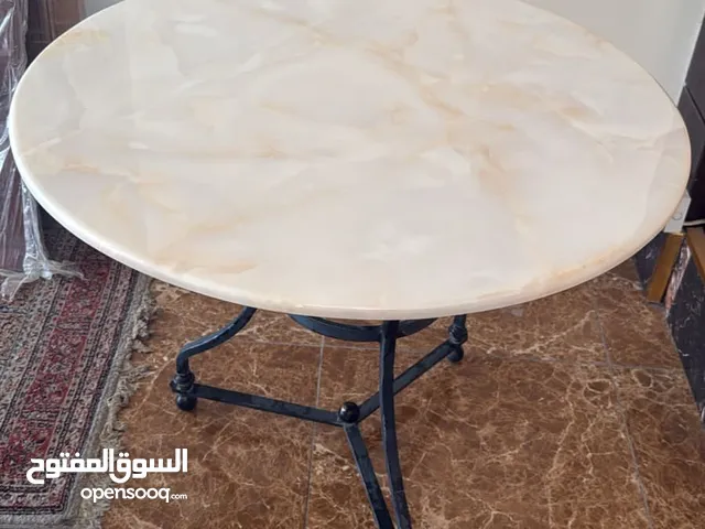 كراسي +تلفون ارضي +وجه طاوله رخام يونكس 90 سم +خشب بنيل اجنبي طولي+خزنه مني بار +سشوار حمام