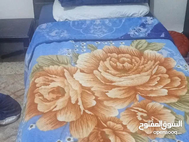 تختين وخزانة بحالة جيدة للبيع بداعي الرحيل