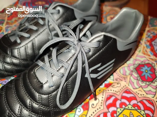 قابل للتفاوض حذاء كرة قدم براغي من Bolka اللون الاسود شبه جديد  للبيع مقاس 41 لا تفوت الفرصة