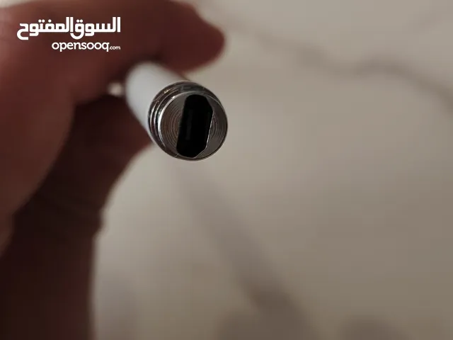 قلم للأجهزة الذكيه لون ابيض وسهل الاستخدام جدا وخفيف الوزن