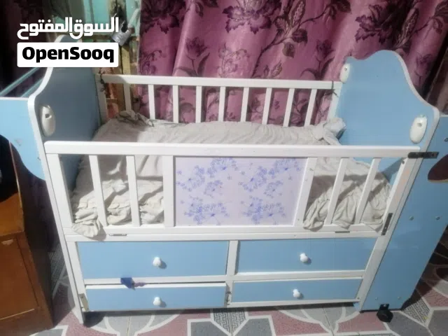 سرير طفل مستعمل بحالة جيدة – جرارات مدمجة وخزانة أمامية