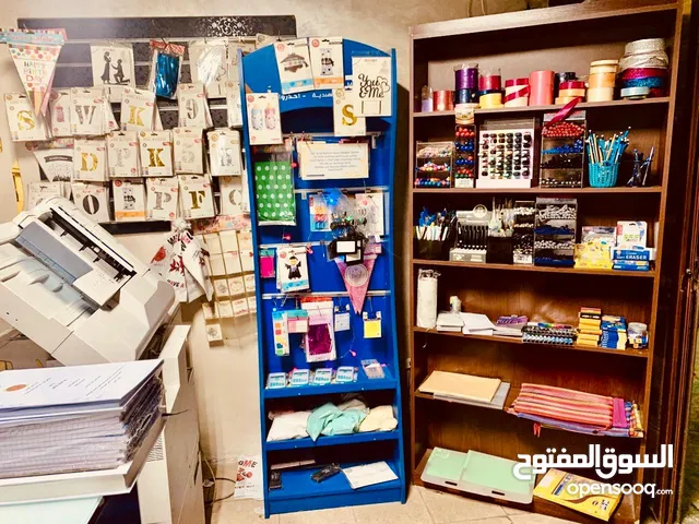 مكتبة للبيع تعمل بشكل جيد جدا