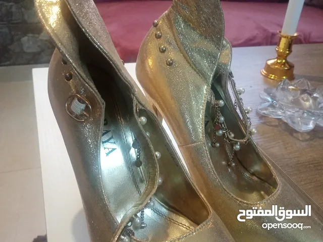 Gold With Heels in Amman