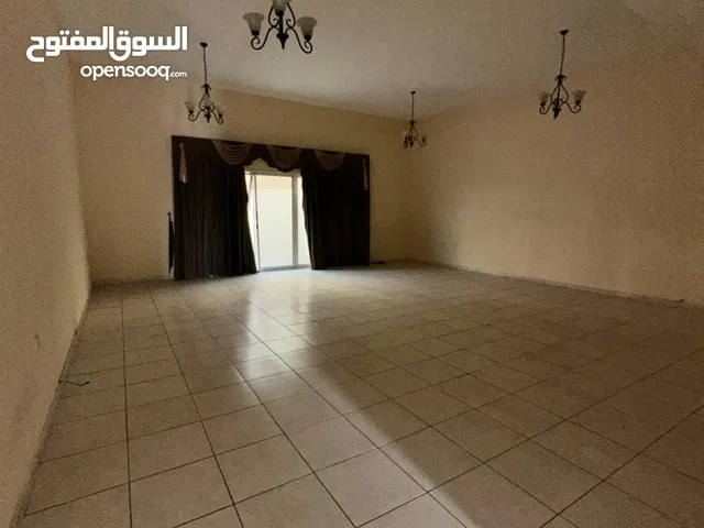 فيلا تجاري للايجار السنوي 4 غرف ماستر  علي 4 او 6 دفعات موقع حيوي الجرف 2  مقابل جامعة عجمان