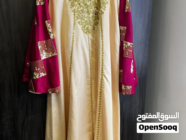 فستان عيد من مصممة عمانية جديد لم يلبس