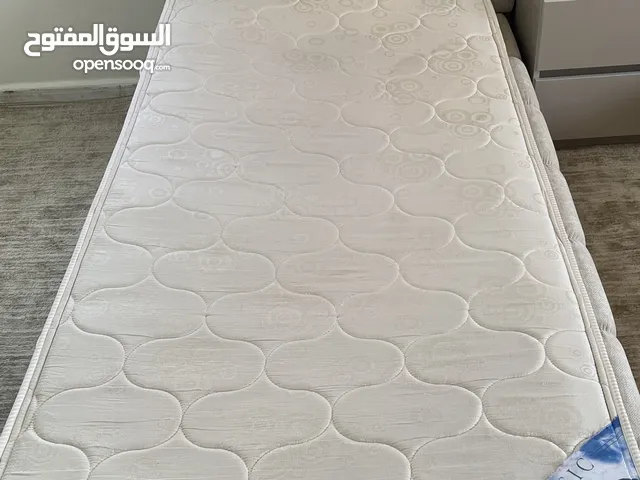 فرشة نوم شبه جديدة للبيع - استخدام خفيف وبحالة ممتازة! النوع: فرشة نوم فردية الاستعامال خفيف جدا ..