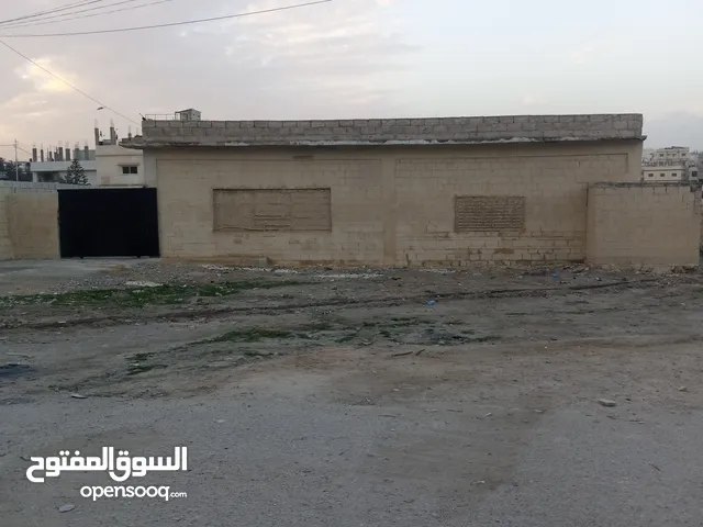مستودع للايجار مغلق من جميع الجهات بوابه ساحه بوابه للمدخل المستودع