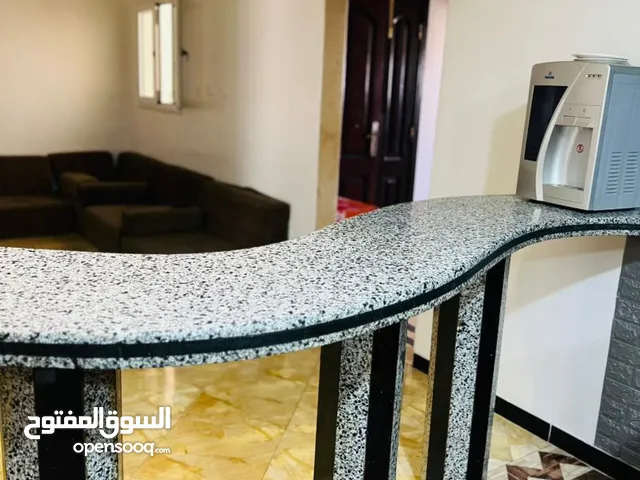 بار اعمده مرمر طاولة دولاب مهنى شبه جديد للبيع