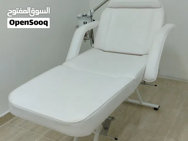 سرير تجميل عملي وأنيق باللون الأبيض