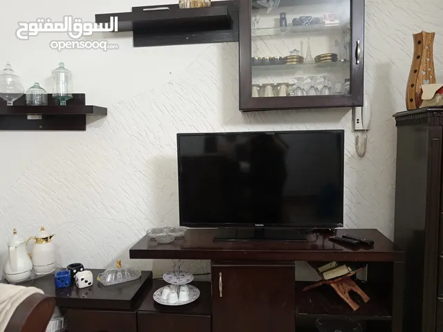 طاولة تلفاز  كامله (دون شاشه) مع رفوف وخزانه