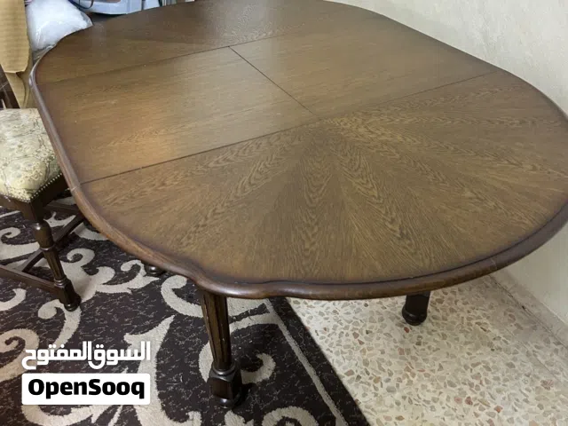 طاولة سفرة للبيع عدد المقاعد 4 بحالة الوكالة استعمال جدا جدا خفيف