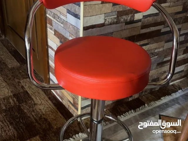 كرسي لون احمر جديد استعمال خفيف للبيع السعر حرق الشرا ما بقصر معاه