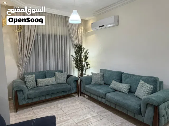 طقم كنب غرفة معيشة بحالة ممتازة للبيع