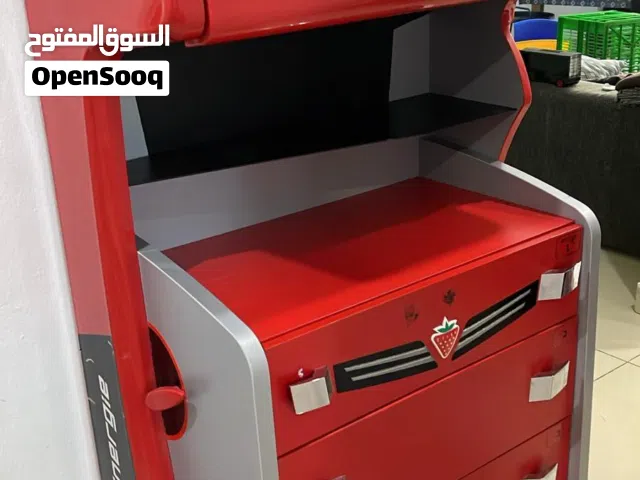 دولاب أطفال بتصميم طرومبة بنزين