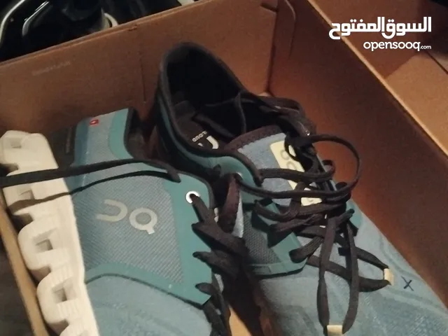 حذاء رياضي مقاس 45 جديد فقط لبسه وحده  qc.. الرجاء التواصل على الواتساب على هذا رقم