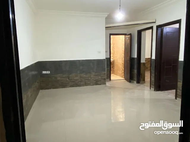شقة للإيجار مدخل مستقل وساحة خارجية خلف كارفور والمحاكم الشرعية