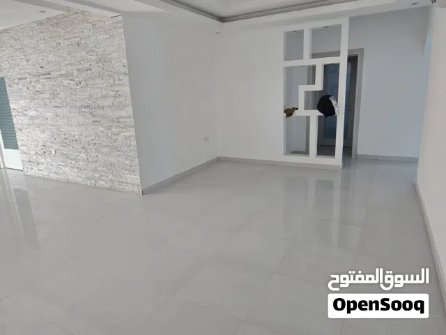 شقة واسعة في المعبيلة الجنوبية مقابل عيادة ستار كير