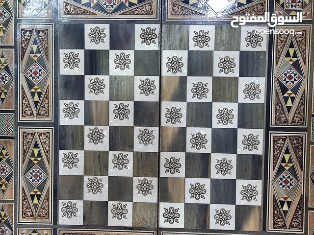 لوح شطرنج مع أحجار الشطرنج(عضم أو خشب) 