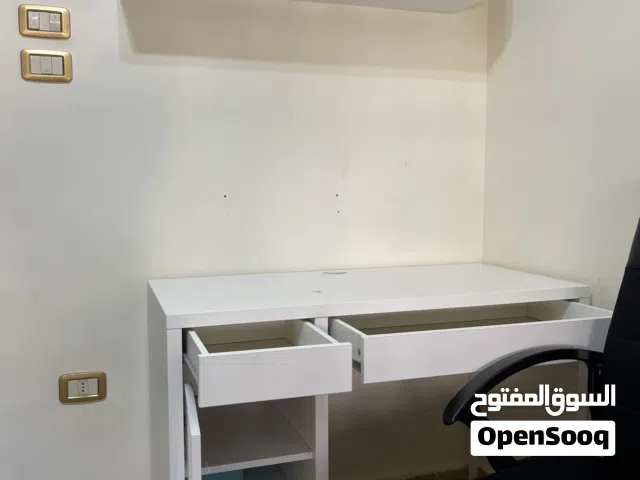 طقم مكتب دراسة/عمل كامل بحالة ممتازة (مكتب + كرسي طبي متحرك + رف حائط)
