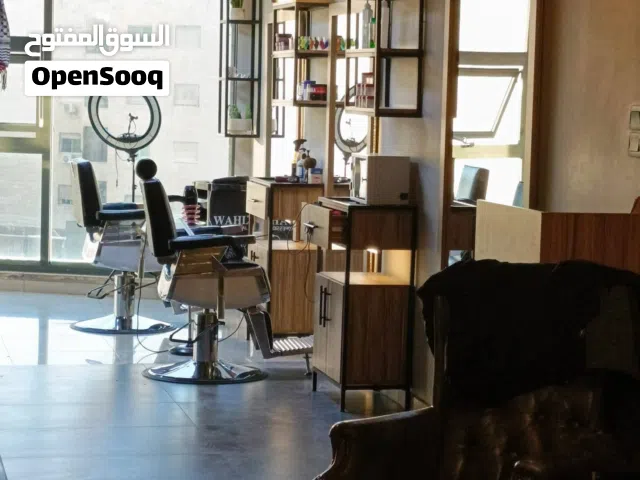 كرسي حلاقة + مرايات + مغسلة شعر + كاونترات + كنباية  تصفية صالون بسعر مغري