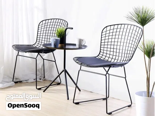 كرسي معدني اسود انيق ومتين بتصميم بسيط ومريح للمكاتب والمنازل ويمنحك تجربة جلوس مثالية