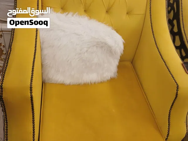 كراسي بنفس اللون