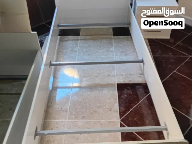 اسرة فردية مع الادرج بحالة جيد جدا