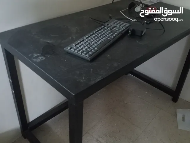 طاولة جيمنغ شبه جديده تفصيل خشب بلوط للبيع بسعر حرق