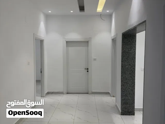 شقة خدمية دور ارضي تشطيب حديث في بن عاشور
