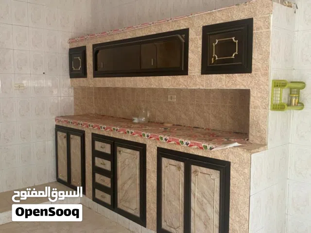 متوفر للايجار المكان سوق الجمعه عرادة جنب مدرسة الانطلاقة منزل ارضي بالجنان مستقل 2غرف ووسط حوش