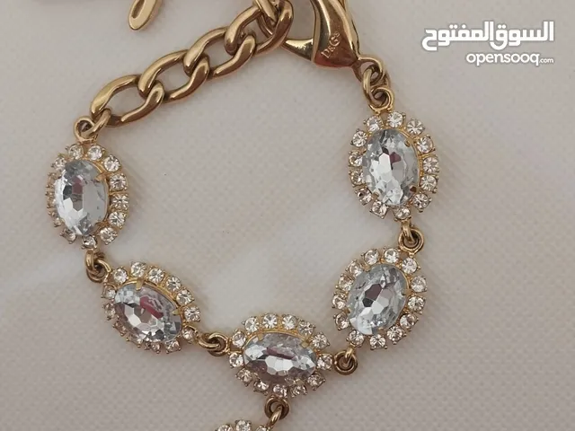 اسوارة دولتشي اند غابانا ذهبي مرصع بكريستالات لامعة بيضاوية