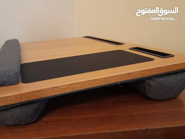طاولة خشبية تصميم مميز للاستعمال مع اللابتوب أو المذاكرة في وضع الجلوس