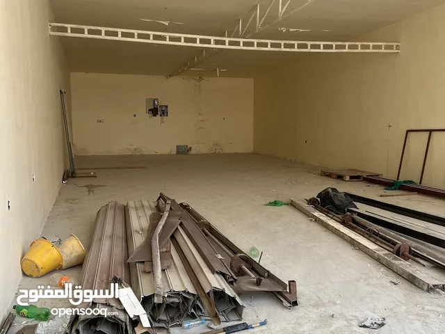 يتوفر محلات مساحات كبيره جدا بعجمان الراشديه للايجار السنوي موقع مميز