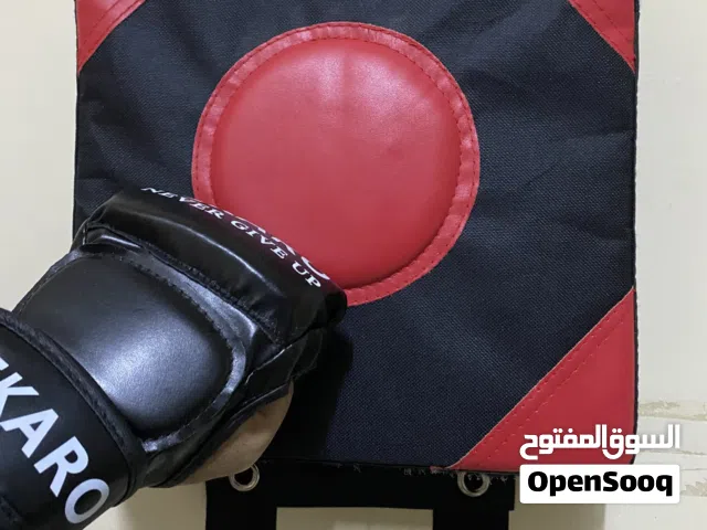 تدريب ملاكمة للجدار في الغرفه مع قفازات