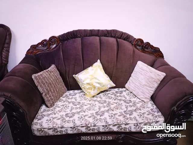 طقم كنب 7 مقاعد لون بني وبيج بحاله جيده جدا مع قرن