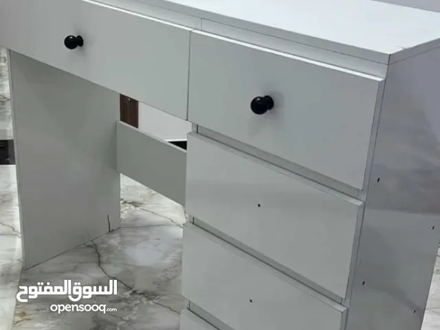 ميز تواليت بدون مراية جديد غير مستعمل حتى يداتة بعدنة مشاديها