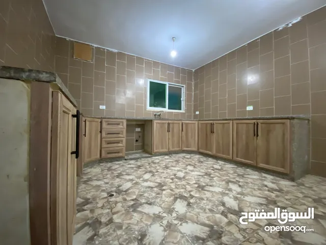 شقه واسعه للايجار تتكون من (( غرفتين نوم + غرفة ضيوف + صاله واسعه للقعده + حمامين + مطبخ ))