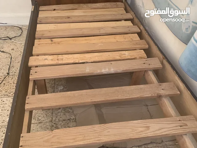 تخت للبيع نضيف بحاجه الى فصالات فقط